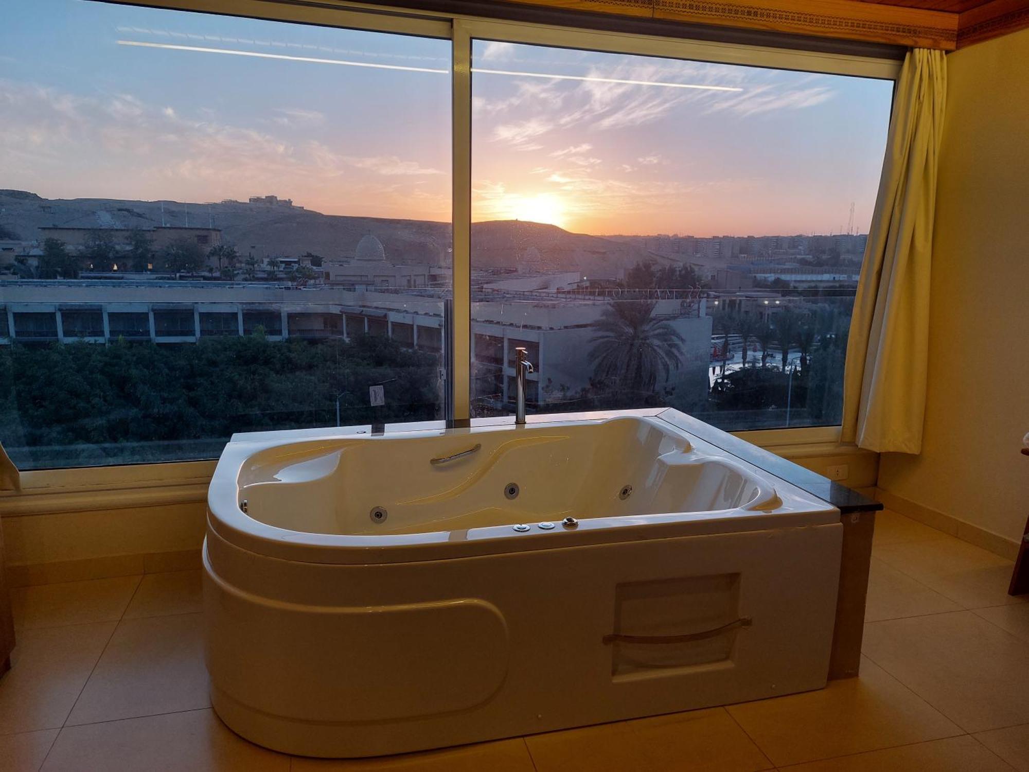 Doudou Pyramids View Hotel Kafrat al Jabal Exterior foto