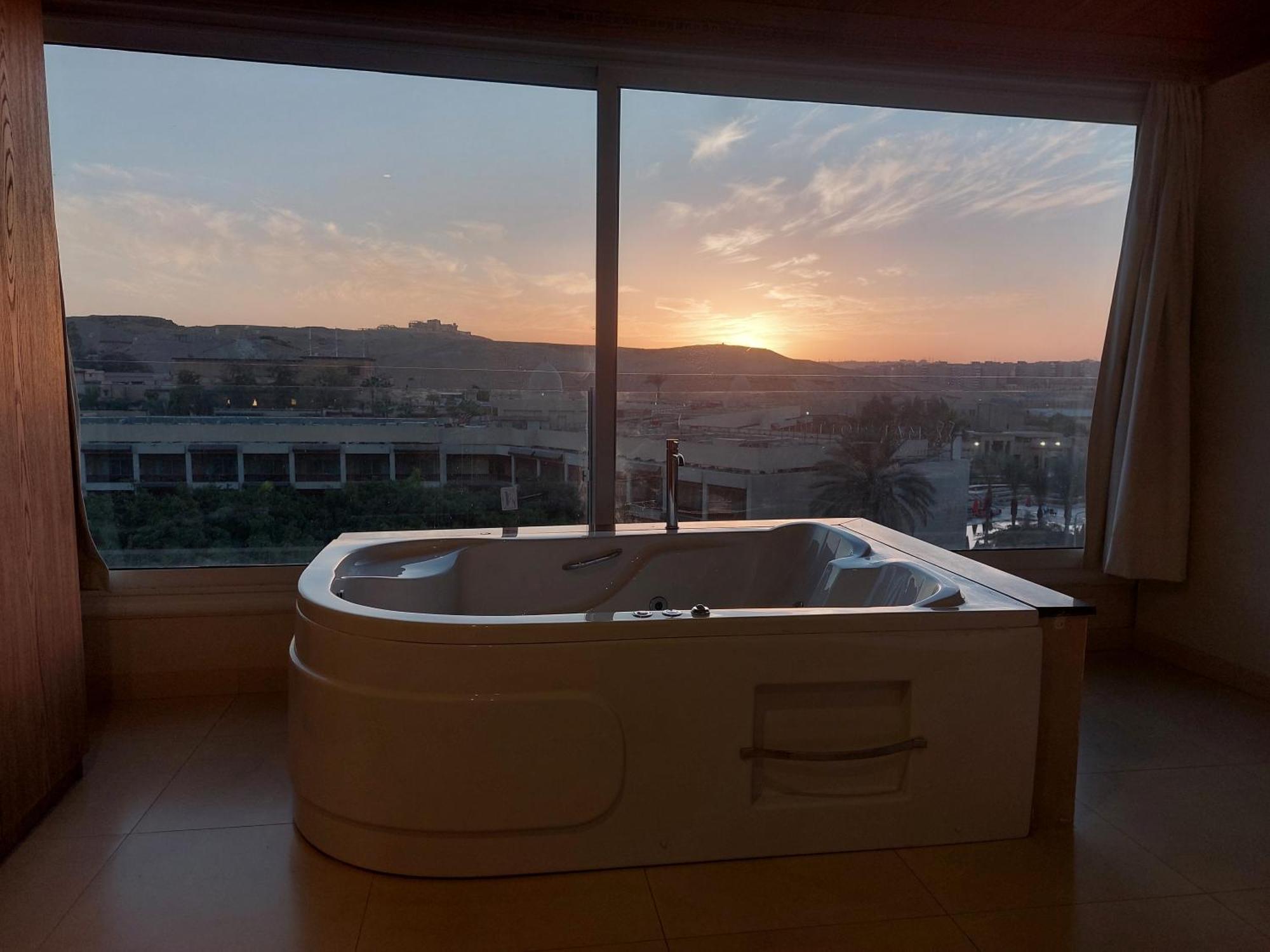 Doudou Pyramids View Hotel Kafrat al Jabal Exterior foto